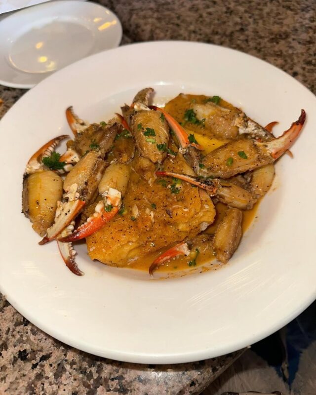 Finger food, but make it fancy 🦀🦀 
.
.
.
New Orleans, New Orleans Seafood, Nola, Nola Foodie, New Orleans Experience, Crab, Crab Claws, Seafood, Eater, Felix's