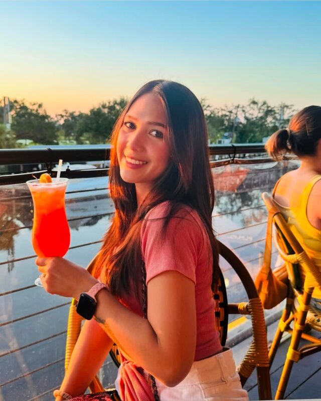 That “just got off work” glow hits different ☀️🍹 
.
.
.
Foodie, Cocktails, Happy Hour, Waterfront Restaurant, New Orleans Restaurant, Nola Food, Seafood, Fresh Seafood